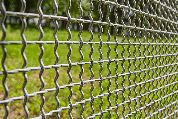 Канилированная сетка на забор